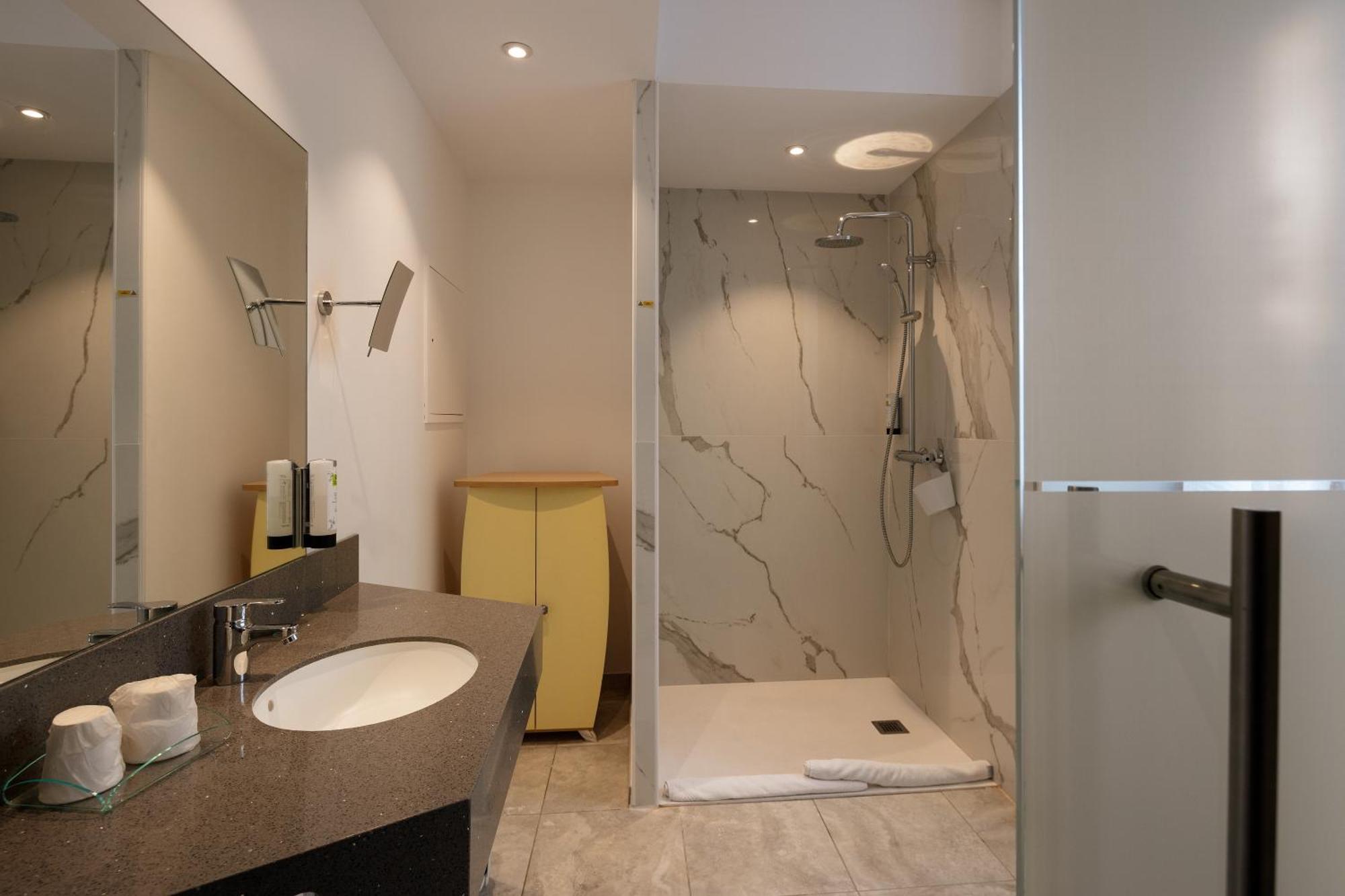 Logis Hotel Restaurant De La Paix Lodève Εξωτερικό φωτογραφία