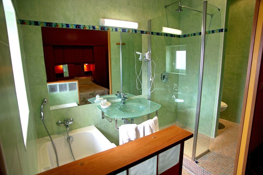 Logis Hotel Restaurant De La Paix Lodève Εξωτερικό φωτογραφία